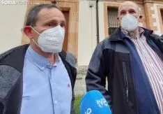 De Diego (izda.) y Gil ante la prensa. /SN