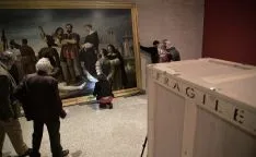 Colocación del cuadro en el emplazamiento de la exposición. Es la primera obra que se coloca en la ubicación de la muestra, que se inaugurará el día 22 de abril. 