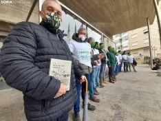 Miembros de ASAJA ante la sede de la Delegación Territorial antes de la entrega del lote de libros. /SN