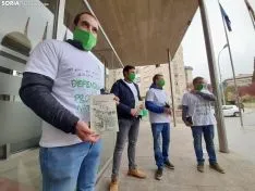 Miembros de ASAJA ante la sede de la Delegación Territorial antes de la entrega del lote de libros. /SN