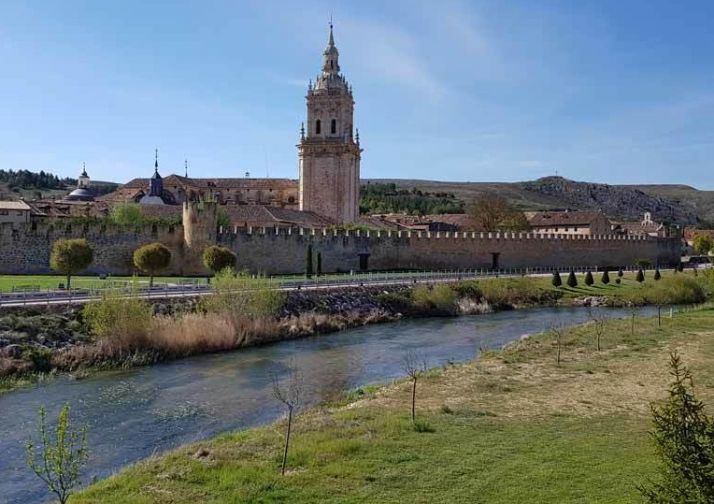 La catedral de El Burgo vigila los márgenes del Ucero.