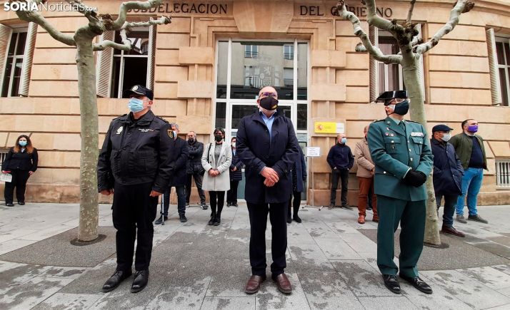 Imagen del minuto de silencio guardado frente a la sede de la Subdelegación del Gobierno en Soria. /SN