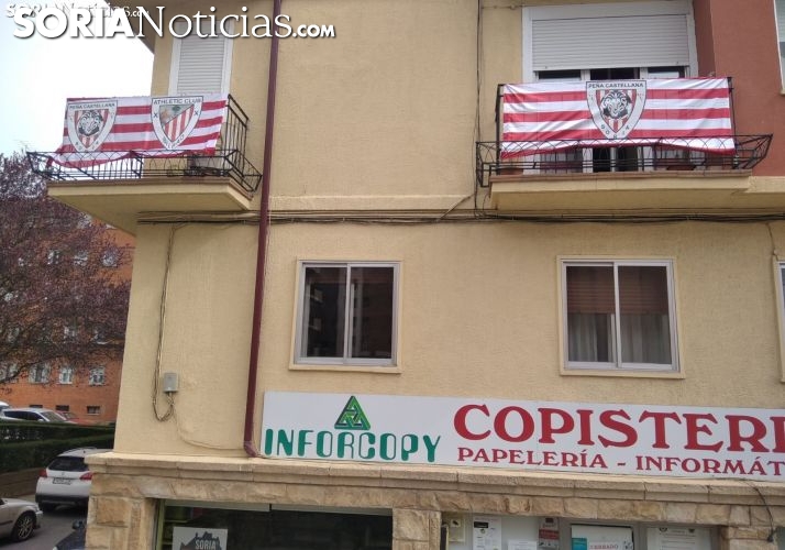 Imagen de archivo de varios balcones en Soria con la bandera del Athletic.