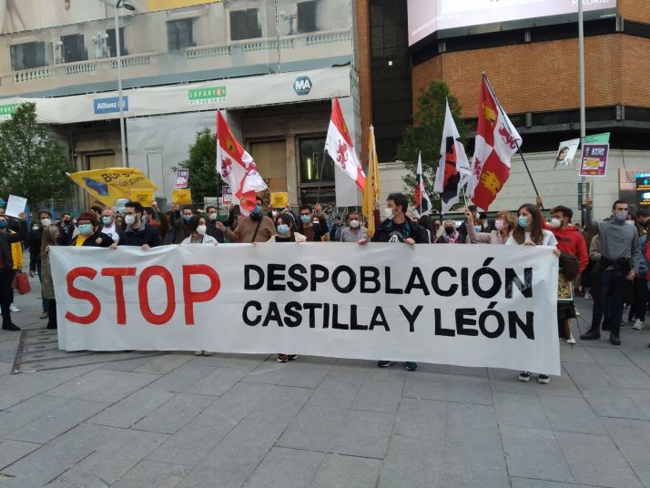 Decenas de jóvenes se concentran en Madrid contra la despoblacion de Castilla y León en su día 23A