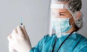  Los sanitarios no tienen fácil recomendar la vacunación del Covid según actúan los políticos