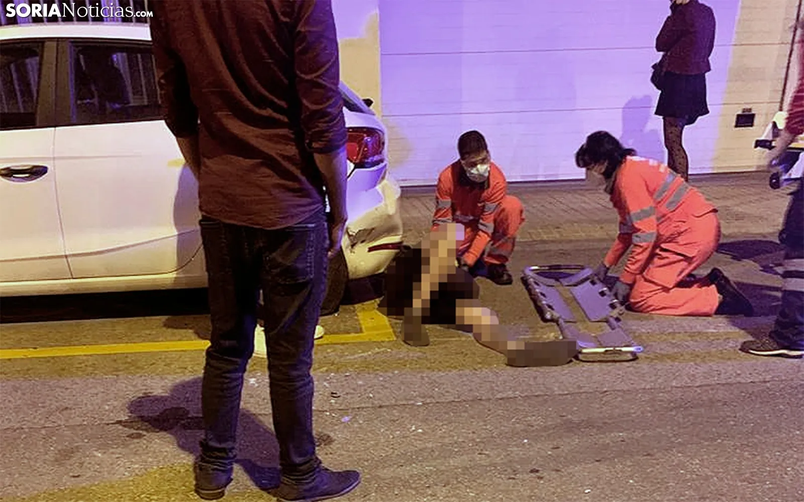 Las asistencias sanitarias atendiendo al herido. /SN