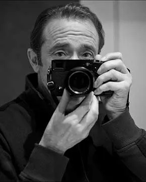 El autor con una de sus cámaras fotográficas. 