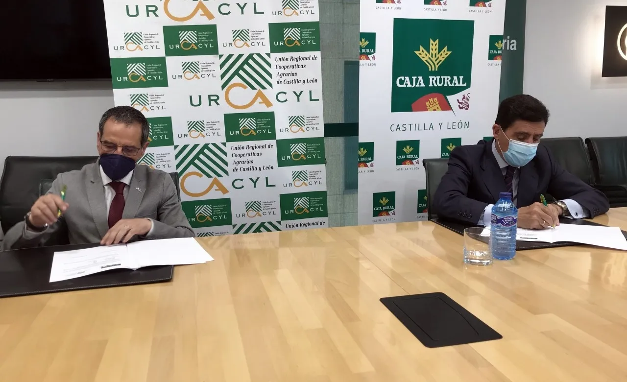 Foto 2 - Rubricado el acuerdo entre la agrupaci&oacute;n de Caja Rural y las cooperativas agroalimentarias