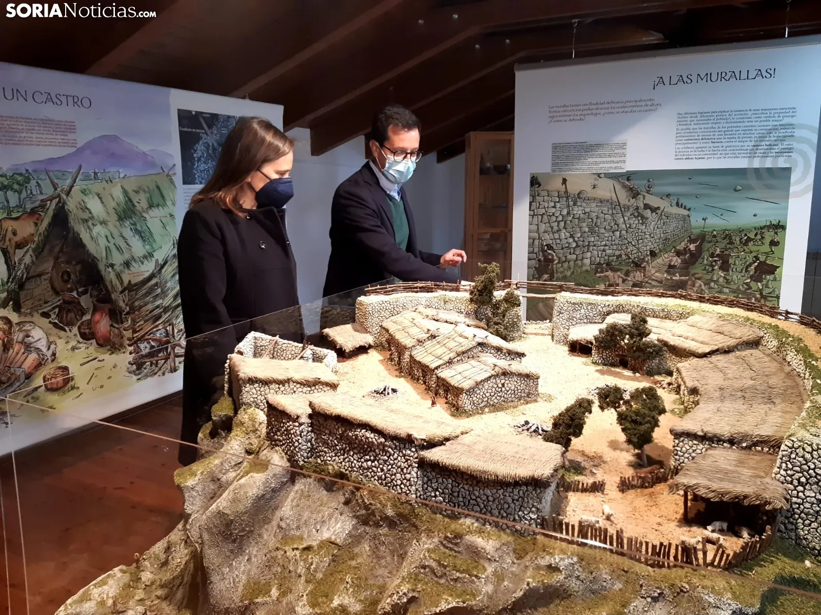 Tomás Cabezón y Elia Jiménez visitan el centro de interpretación de Los Castros, en Castilfrío de la Sierra.