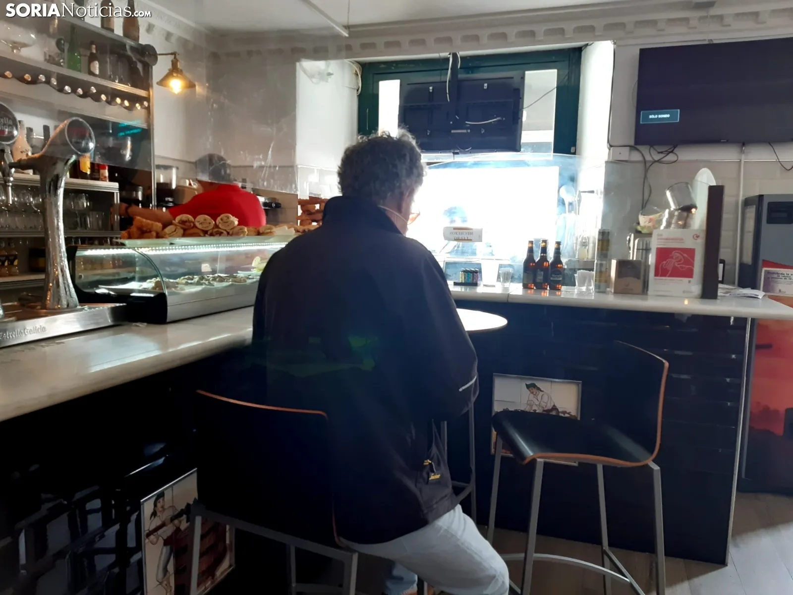 El interior de los bares abre, pero las terrazas siguen llenas. 