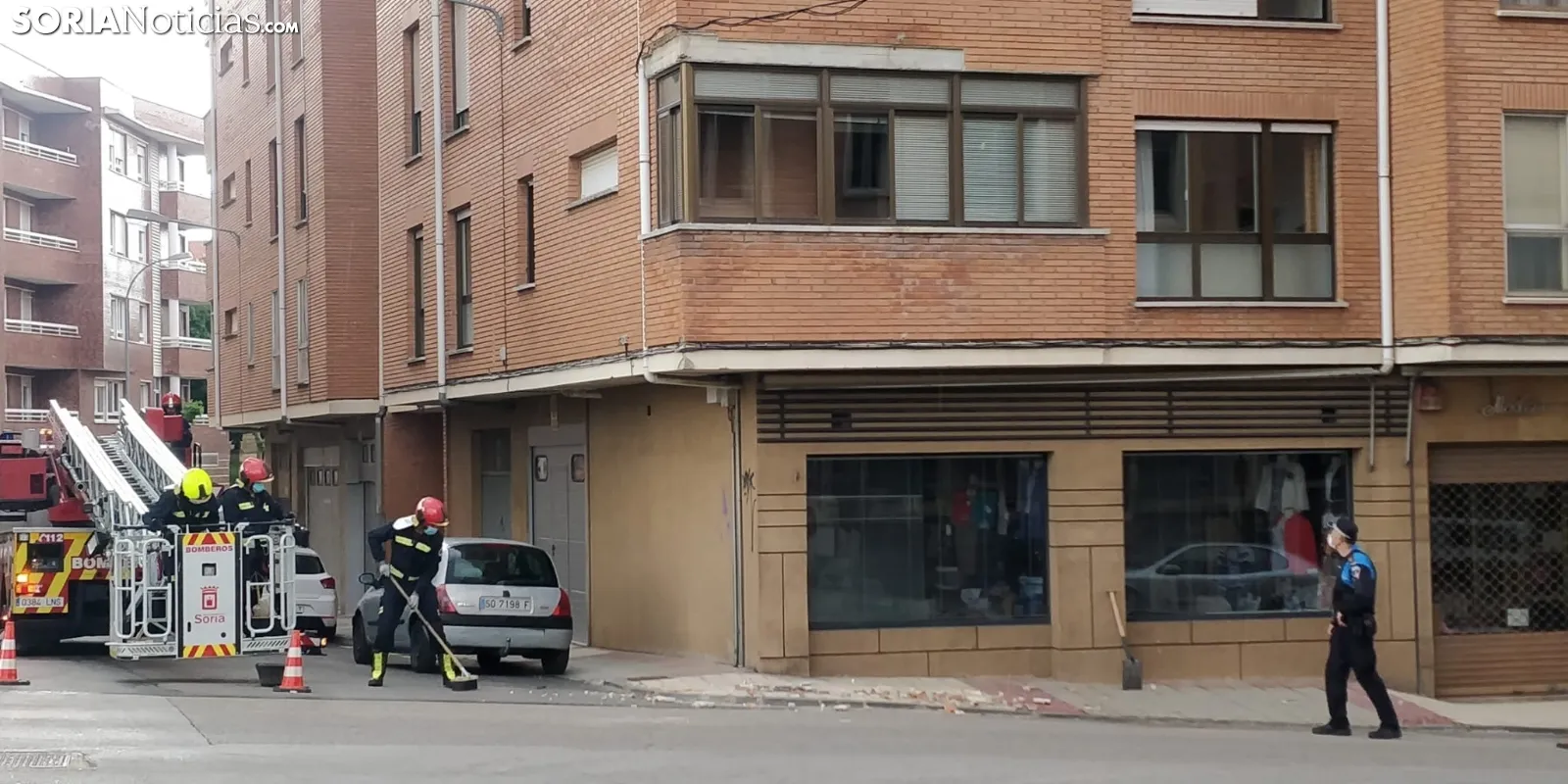 Intervención de los bomberos en la calle Ávila.