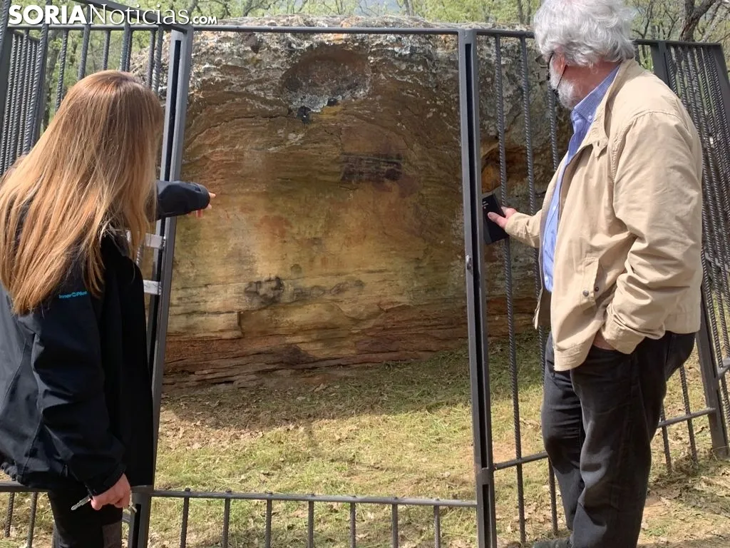 Imágenes de Esther Moreno y Juan Antonio Gómez Barrera con las pinturas.