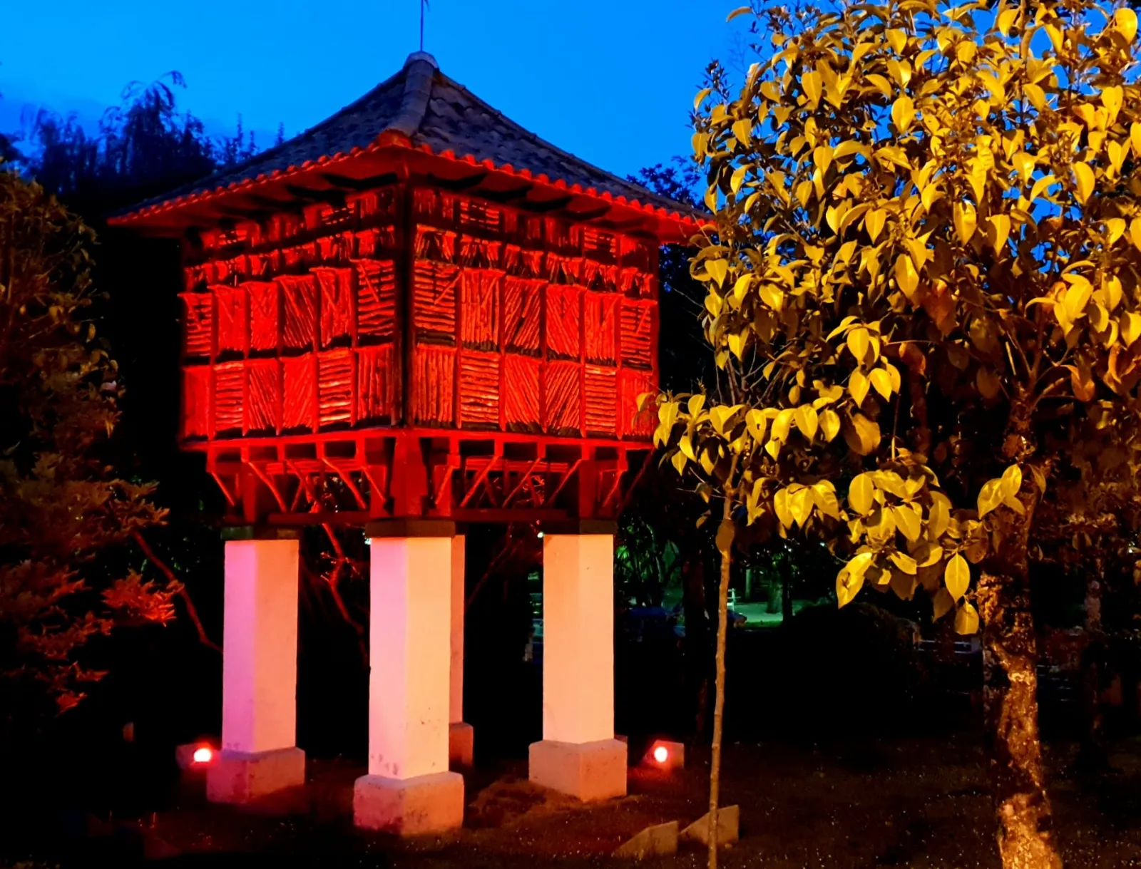 Foto 2 - Soria se ilumina de rojo en del D&iacute;a Mundial de la Cruz Roja