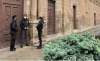 Dos agentes del CNP con un vigilante de seguridad en el Palacio de los Condes de Gómara. /SdG