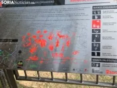 Imágenes de Esther Moreno y Juan Antonio Gómez Barrera con las pinturas.