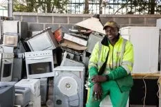 Souleymane Thiandoume es el corazón del punto limpio. /María Ferrer