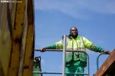 Souleymane Thiandoume es el corazón del punto limpio. /María Ferrer