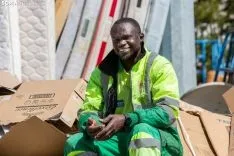 Souleymane Thiandoume es el corazón del punto limpio. /María Ferrer
