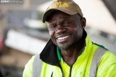 Souleymane Thiandoume es el corazón del punto limpio. /María Ferrer
