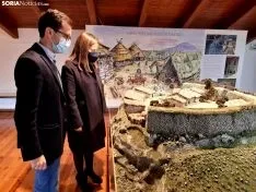 Tomás Cabezón y Elia Jiménez visitan el centro de interpretación de Los Castros, en Castilfrío de la Sierra.
