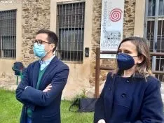 Tomás Cabezón y Elia Jiménez visitan el centro de interpretación de Los Castros, en Castilfrío de la Sierra.
