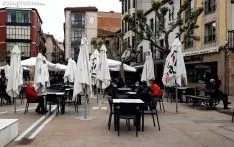 El interior de los bares abre, pero las terrazas siguen llenas. 