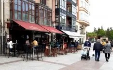 El interior de los bares abre, pero las terrazas siguen llenas. 