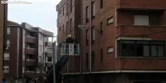 Intervención de los bomberos en la calle Ávila.