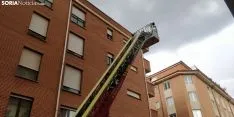 Intervención de los bomberos en la calle Ávila.