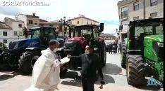 Bendición de maquinaria agricola en Ágreda el día de San Isidro Labrador.