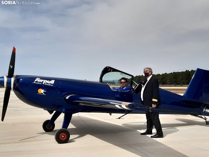 Juan Cabañero, consejero delegado de Airpull, junto a Romain Fhal, campeón del mundo de vuelo acrobático.