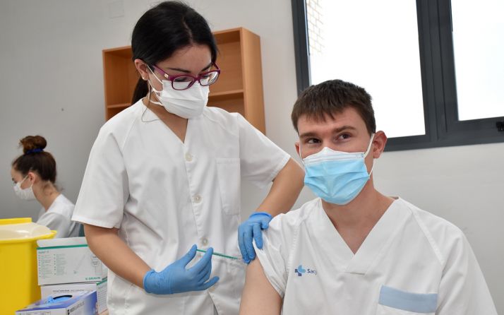 La inmunización con la mezcla de AstraZeneca y Pfizer se potencia según el Instituto Carlos III