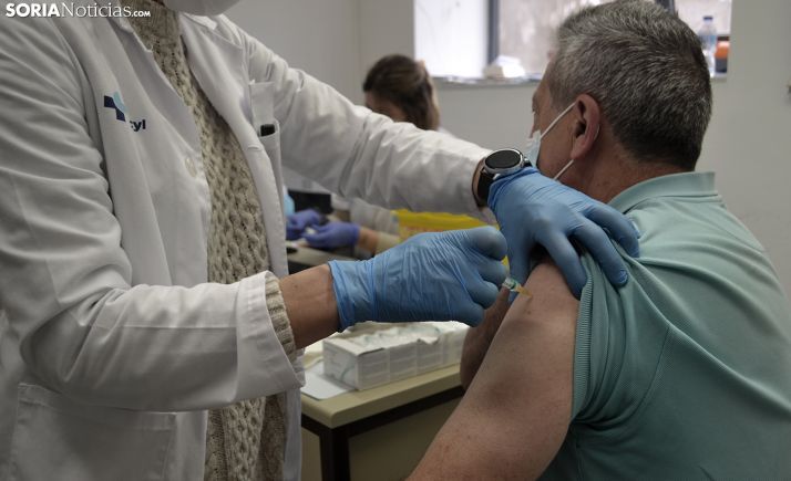 Concluida la vacunación completa a mayores de 70, se avanza notablemente en segundas dosis a personas de entre 66 y 69 años