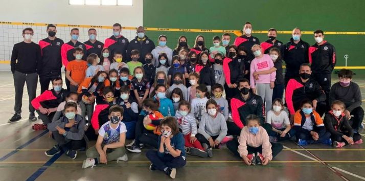 Los mayores del Sporting Santo Domingo CV visitan a las categorías inferiores para motivarles