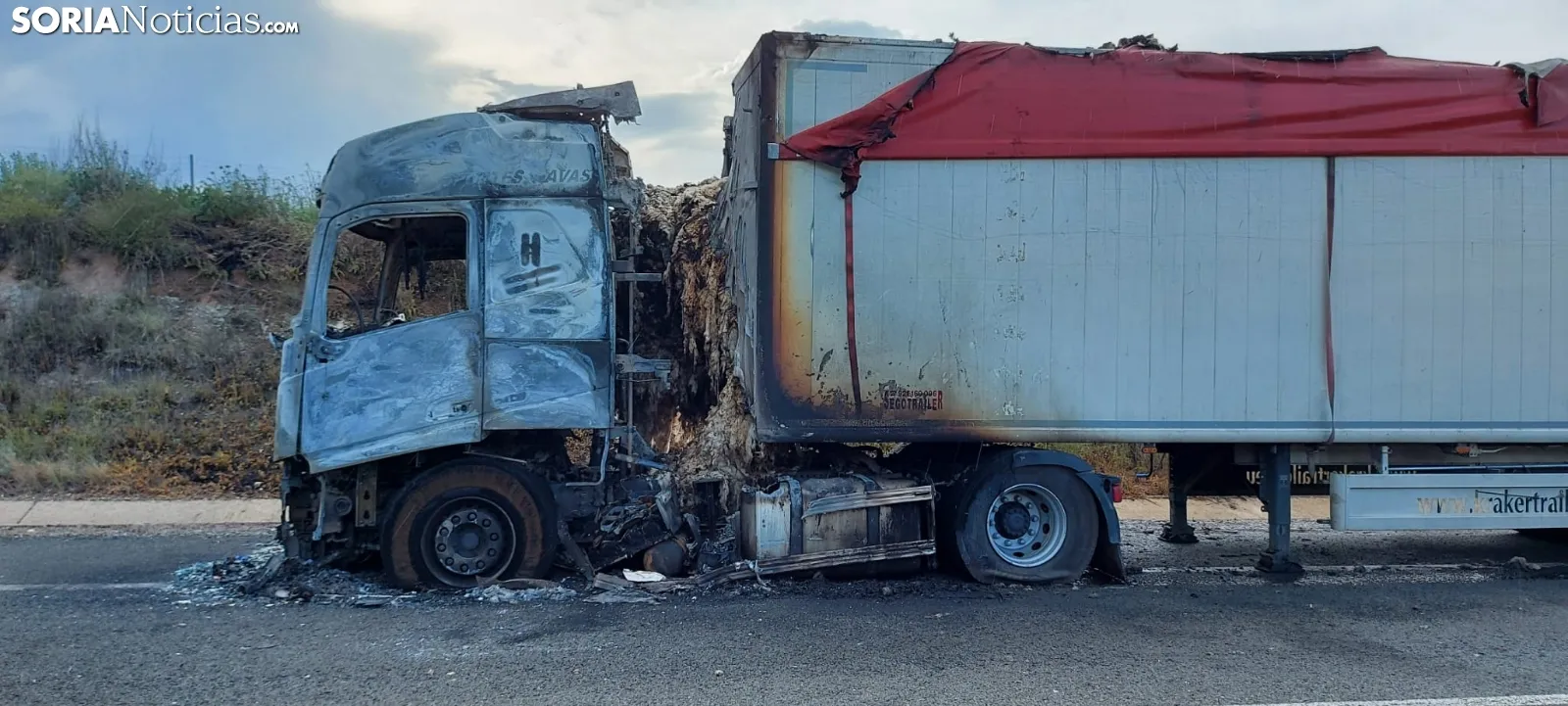 Foto 2 - Incendio en un cami&oacute;n que circulaba por la variante A-15 de &Aacute;greda