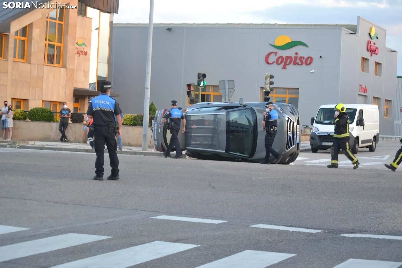 Foto 8 - Una persona herida por un accidente en la avenida de Valladolid