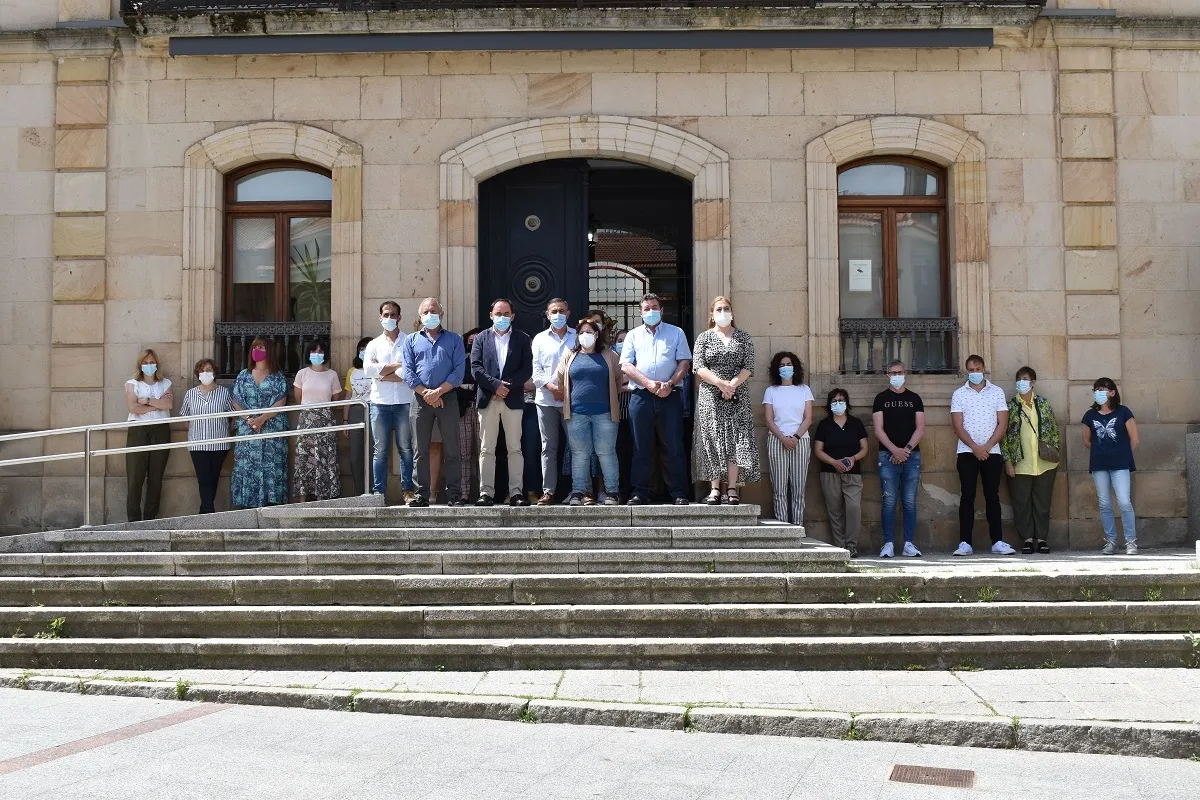 Foto 2 - Concentraci&oacute;n en las instituciones sorianas en homenaje a Anna y Olivia