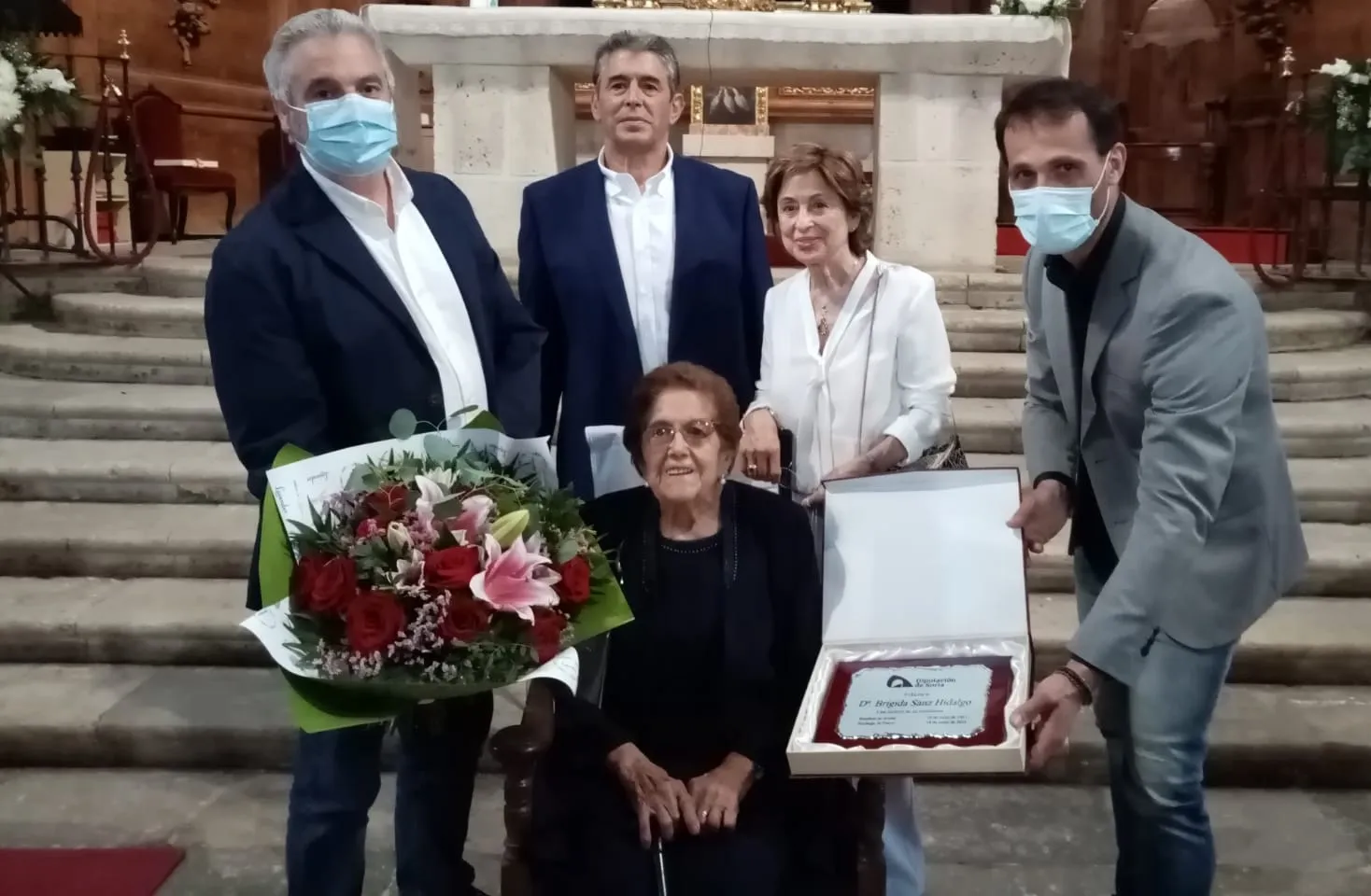 Brígida, con sus hijos y el alcalde y el diputado provincial a ambos lados. /Dip.