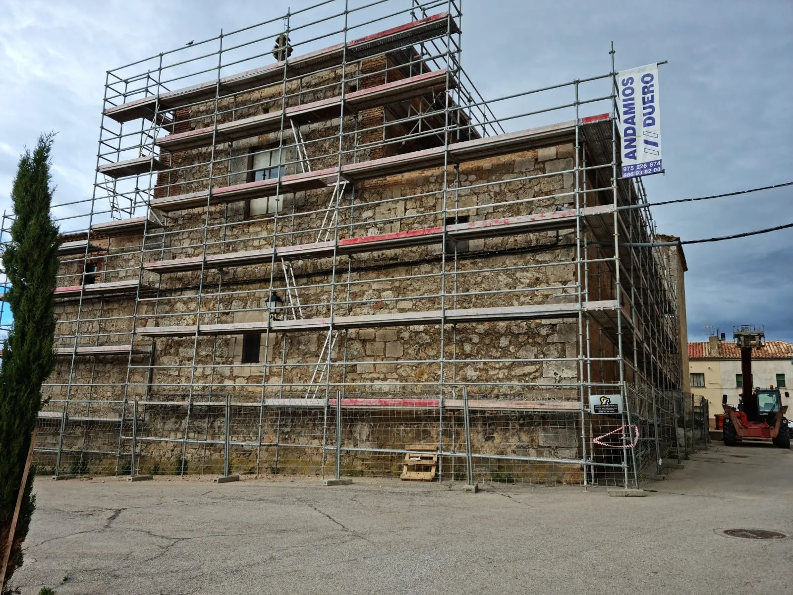 Restauración de la iglesia de Campanario.