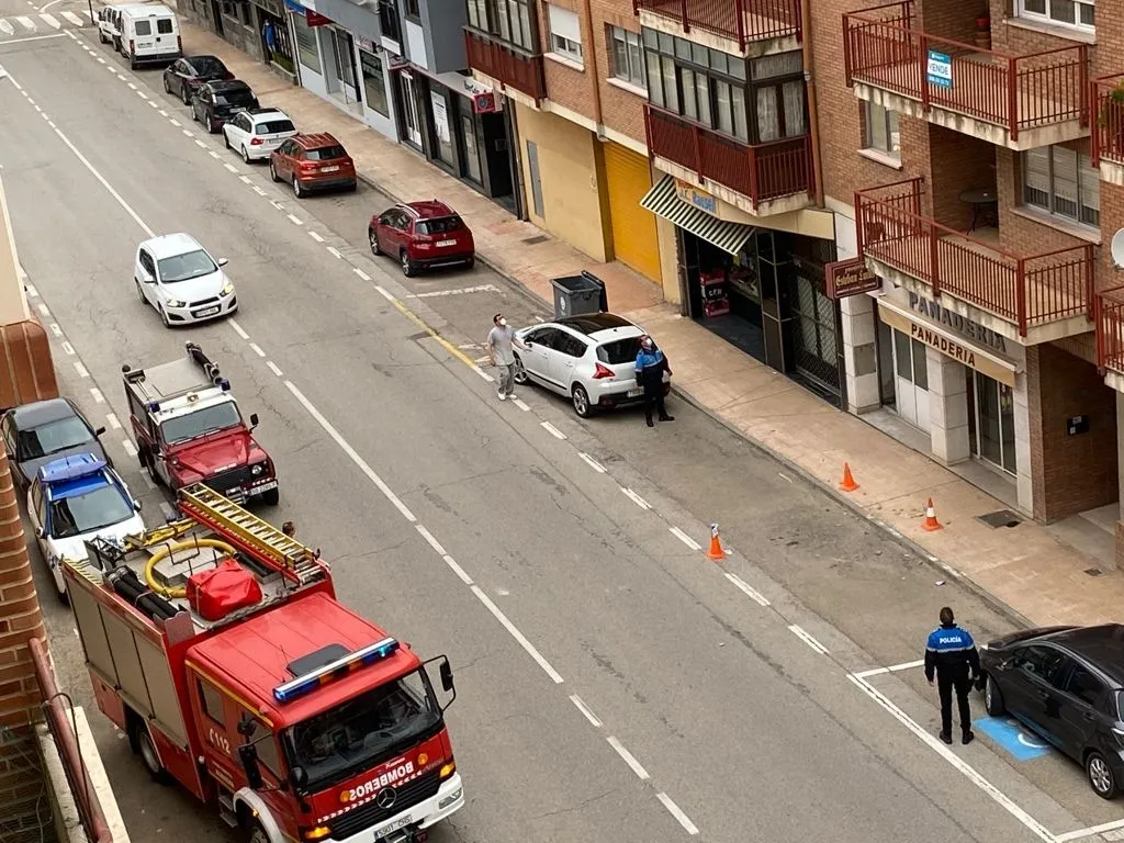 Foto 2 - Los bomberos intervienen en una fachada en Almaz&aacute;n