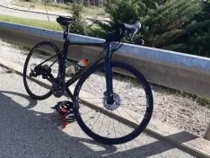 Foto 4 - Atendido un ciclista tras golpearse con un cami&oacute;n estacionado frente a Camaretas