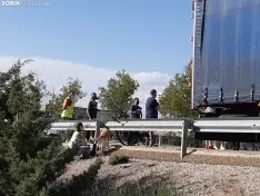Foto 3 - Atendido un ciclista tras golpearse con un cami&oacute;n estacionado frente a Camaretas