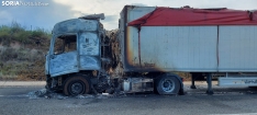 Foto 3 - Incendio en un camión que circulaba por la variante A-15 de Ágreda