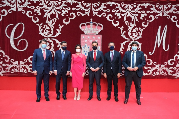 Mañueco, en la toma de posesión de Ayuso, pide una financiación autonómica que atienda al coste real de los servicios público