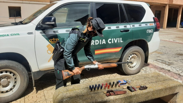 Pillado cuando circulaba por Almazán con una escopeta cargada
