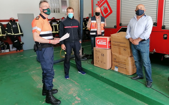 La agencia regional de Protección Civil reparte material de protección a voluntarios, policías locales y bomberos de la provincia