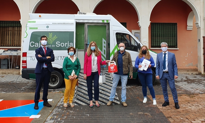 Caja Rural entrega un desfibrilador a Borobia