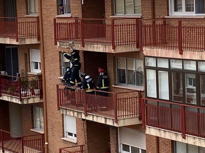 Los bomberos intervienen en una fachada en Almaz&aacute;n