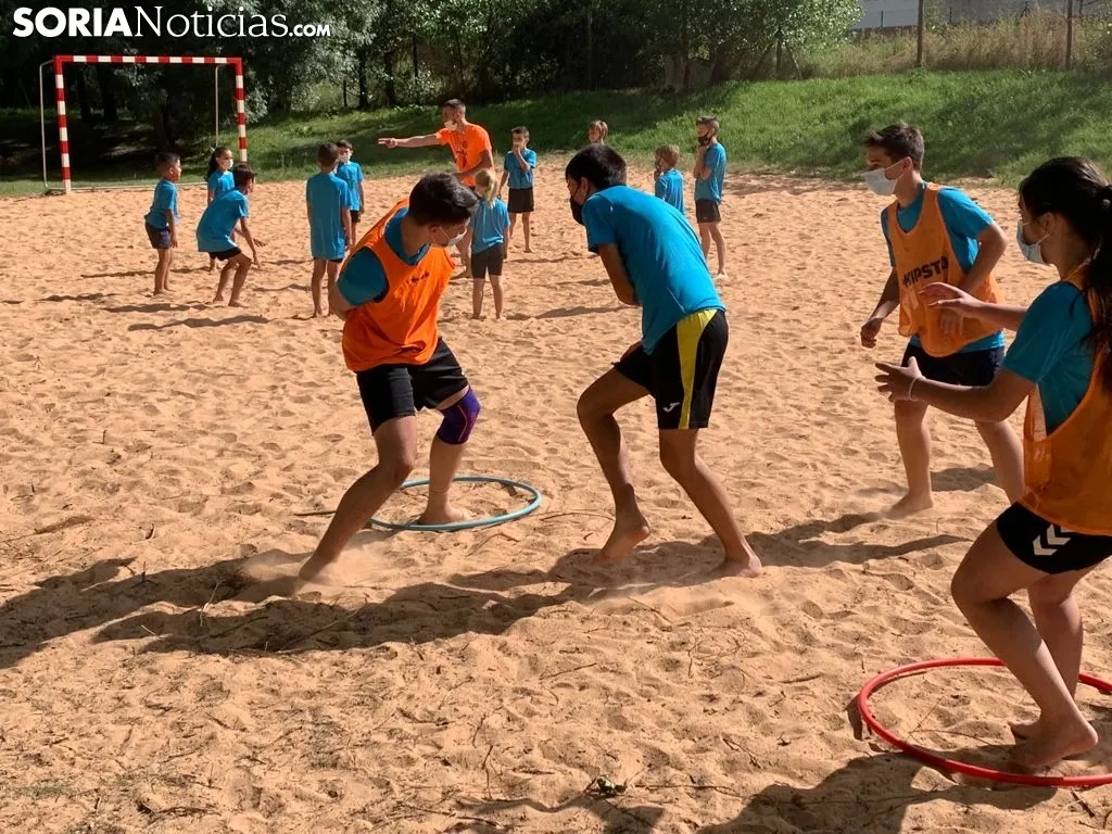 Sesión de entrenamiento de balonmano playa.