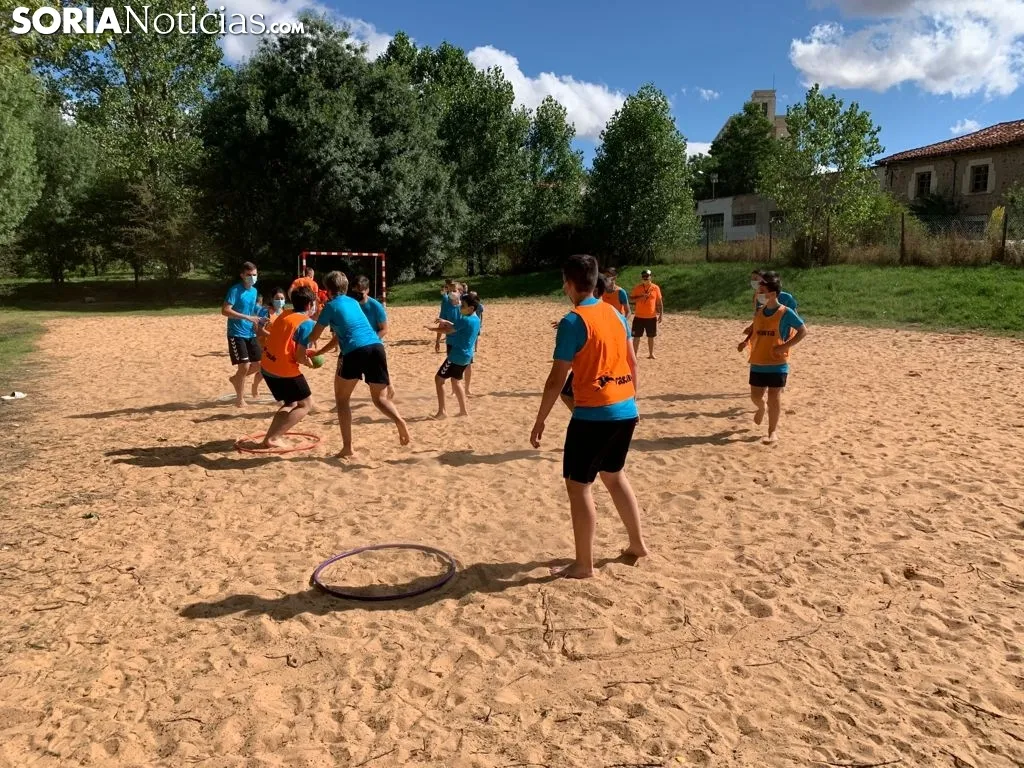 Sesión de entrenamiento de balonmano playa.